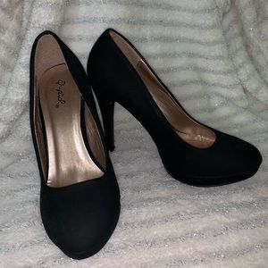 Black Pumps